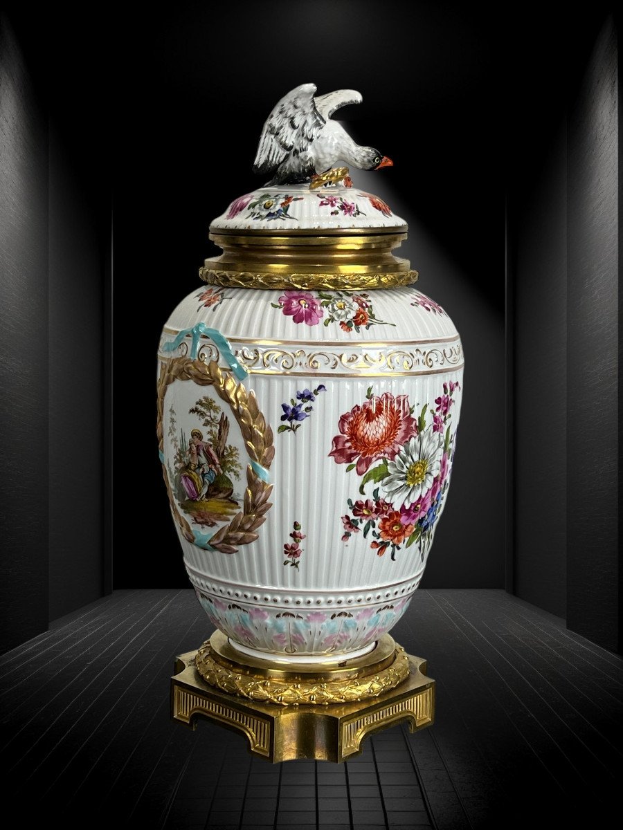 Covered Vase In Enamelled Porcelain With Romantic Scene Decor / Bronze Mount-photo-3