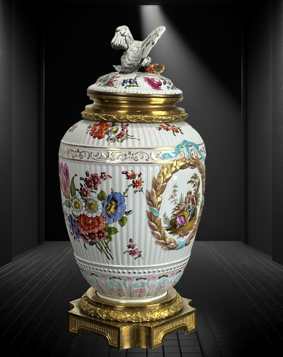 Covered Vase In Enamelled Porcelain With Romantic Scene Decor / Bronze Mount-photo-4