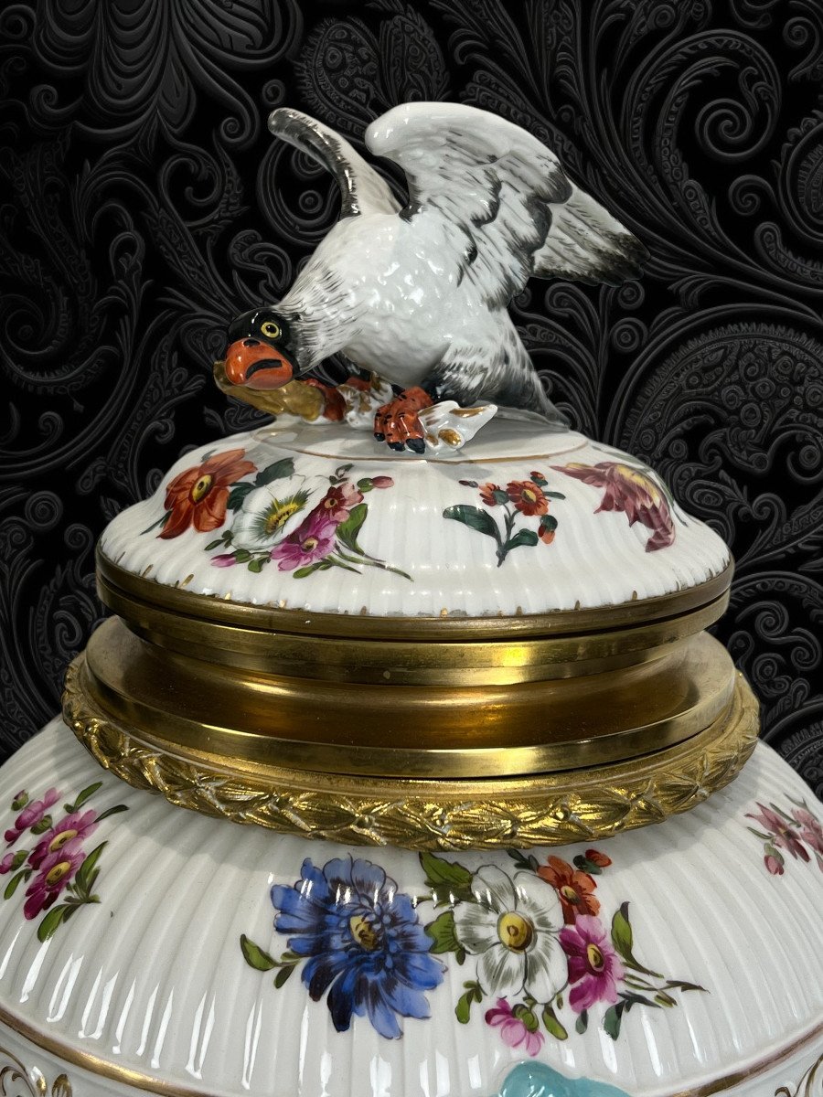 Covered Vase In Enamelled Porcelain With Romantic Scene Decor / Bronze Mount-photo-5