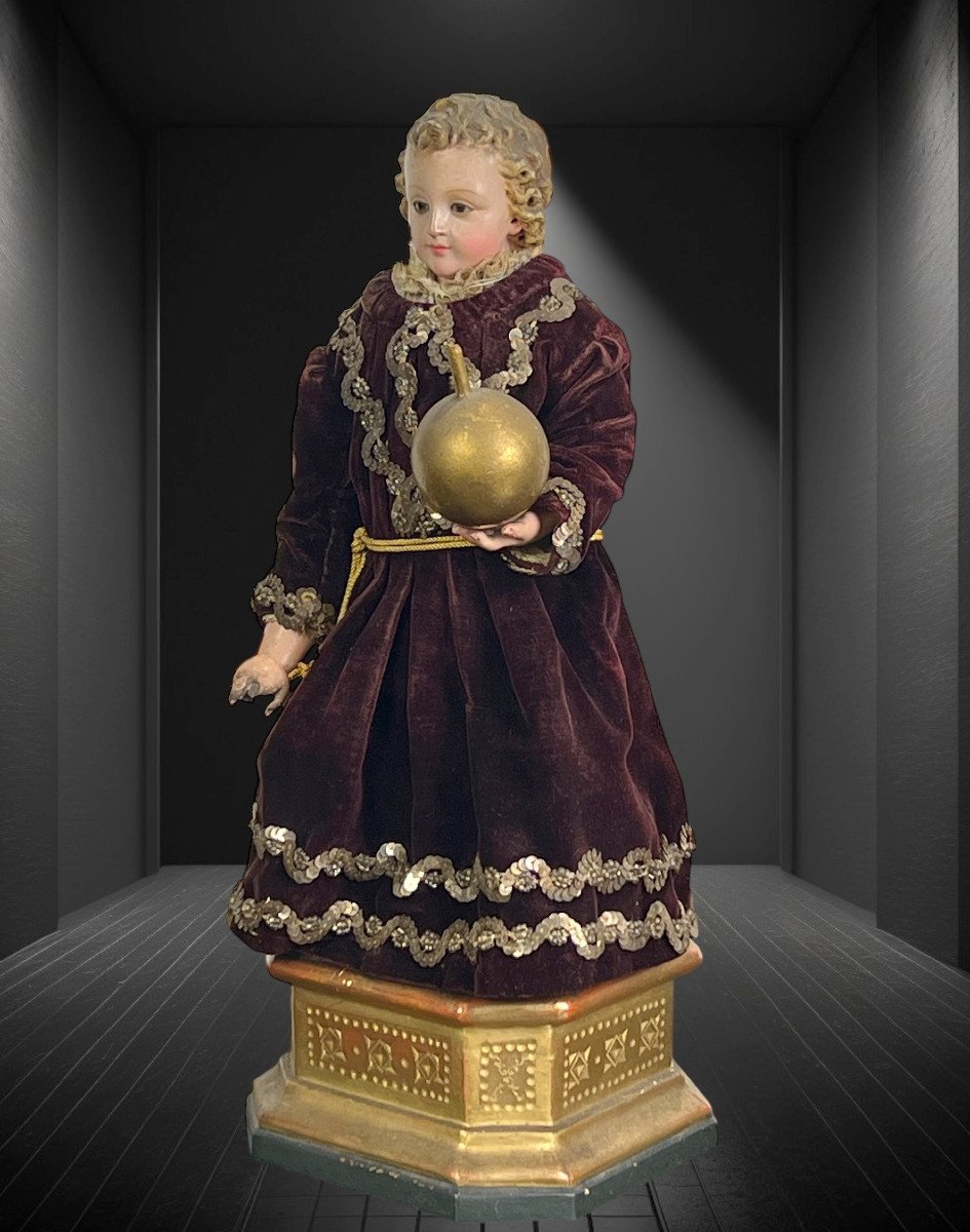 19th Century Child Jesus In Polychrome Carved Wood On A Gilded Base With A Doucine