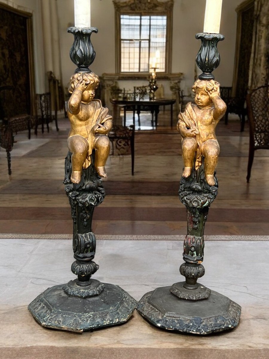 Paire De Candelabres XVIIIe En Bois Patiné / Doré Et Sculpté A Decor De Putti 