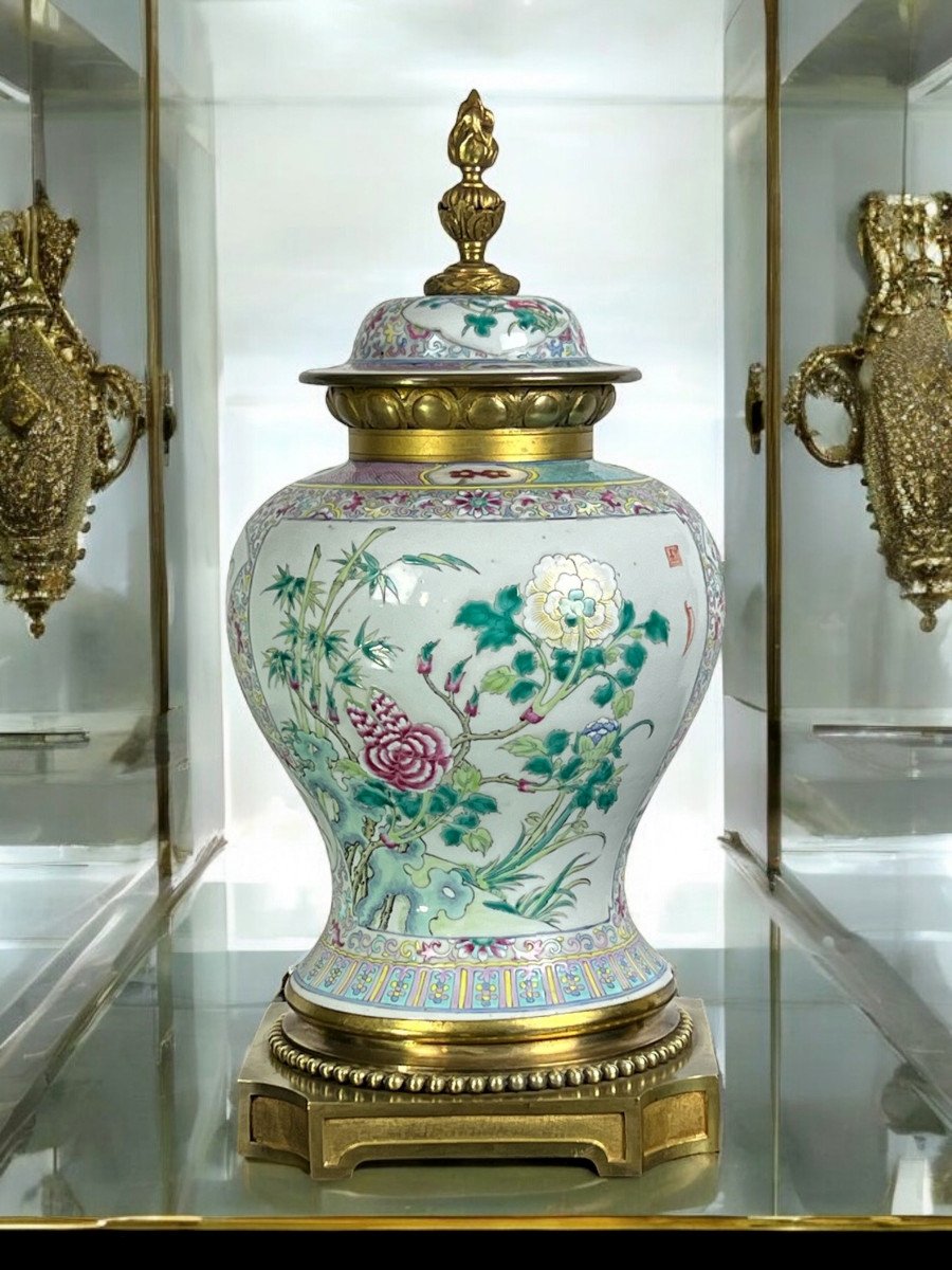 Baluster-shaped Covered Vase In Porcelain And Bronze In The Chinese Style