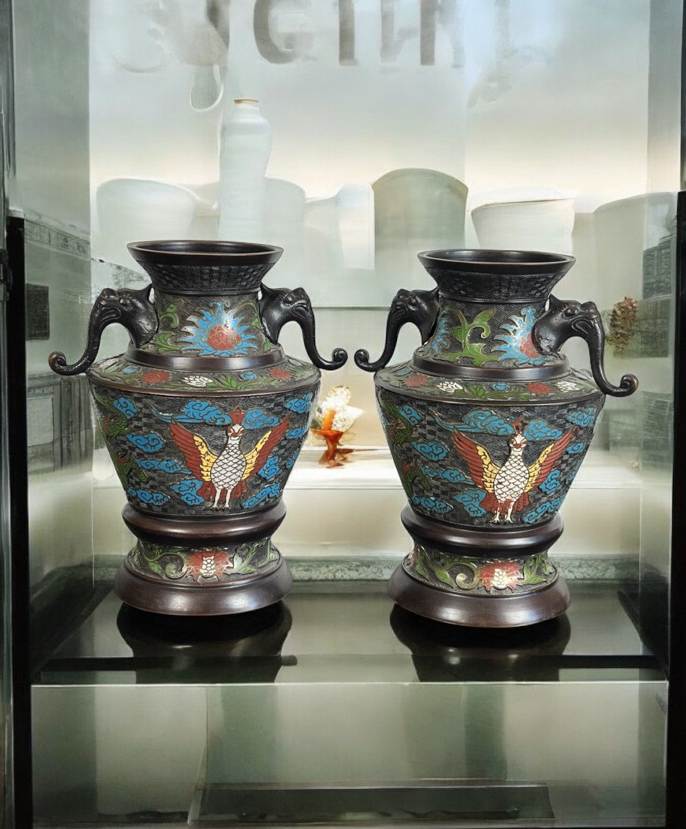 Paire De Vases De La Fin Du XIXe En Bronze Et émaux Cloisonnés Polychromes