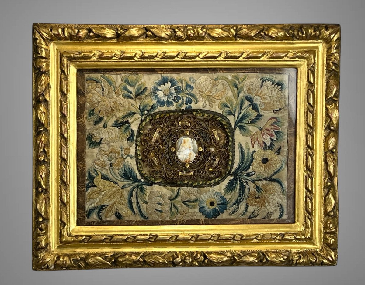 17th Century Paperoles Reliquary Frame With A Cameo Medallion In The Center-photo-2