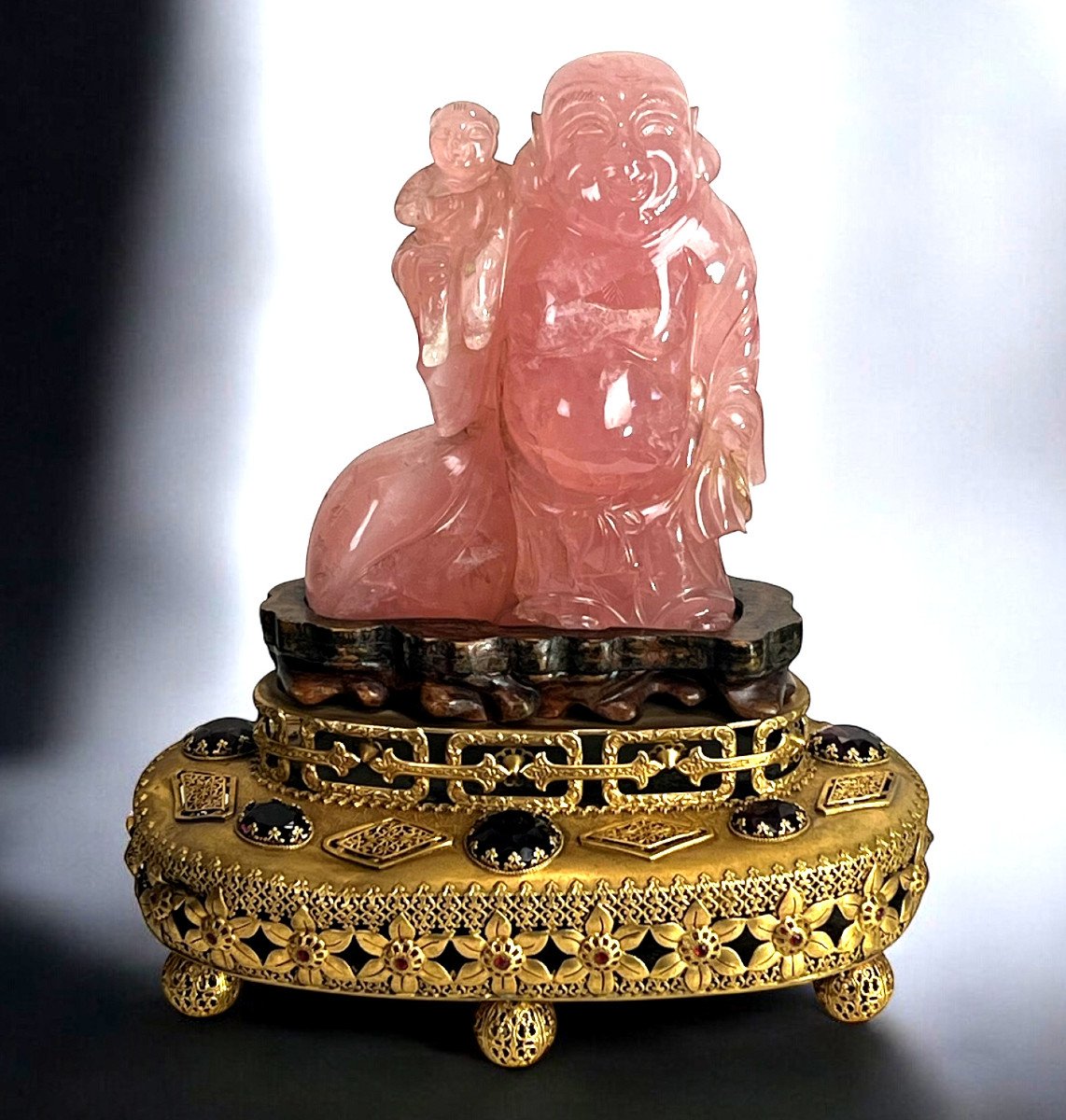 Chine / Sculpture /bouddha En Quartz Rose Avec Socle En Bronze Et Pierres Rouges