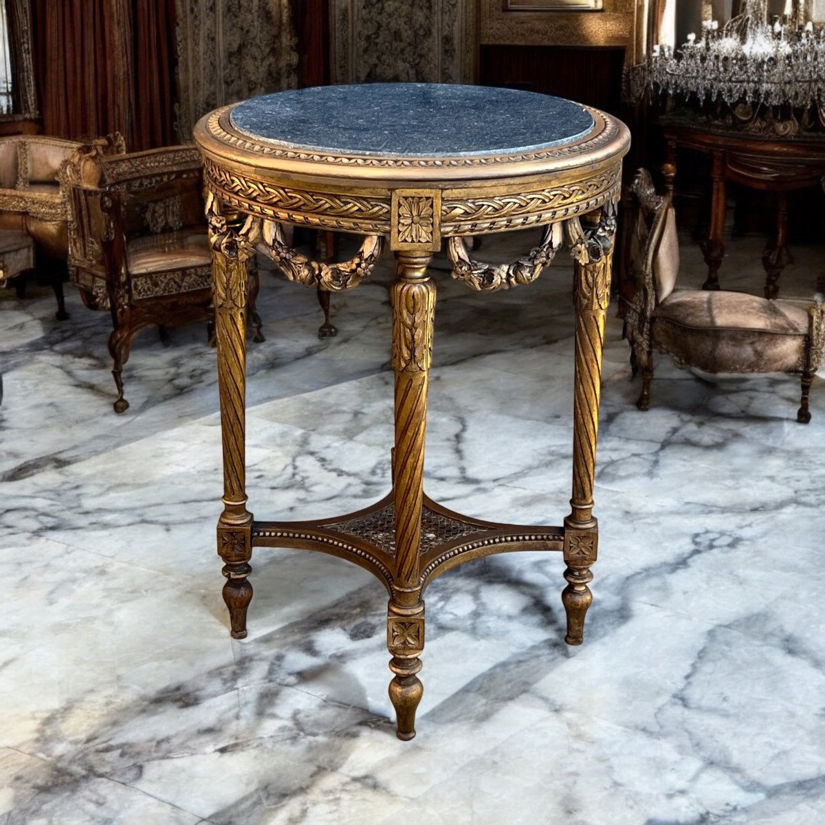 Gueridon Rond Ancien En Bois Patiné De Style Louis XVI Avec Un Dessus Marbre