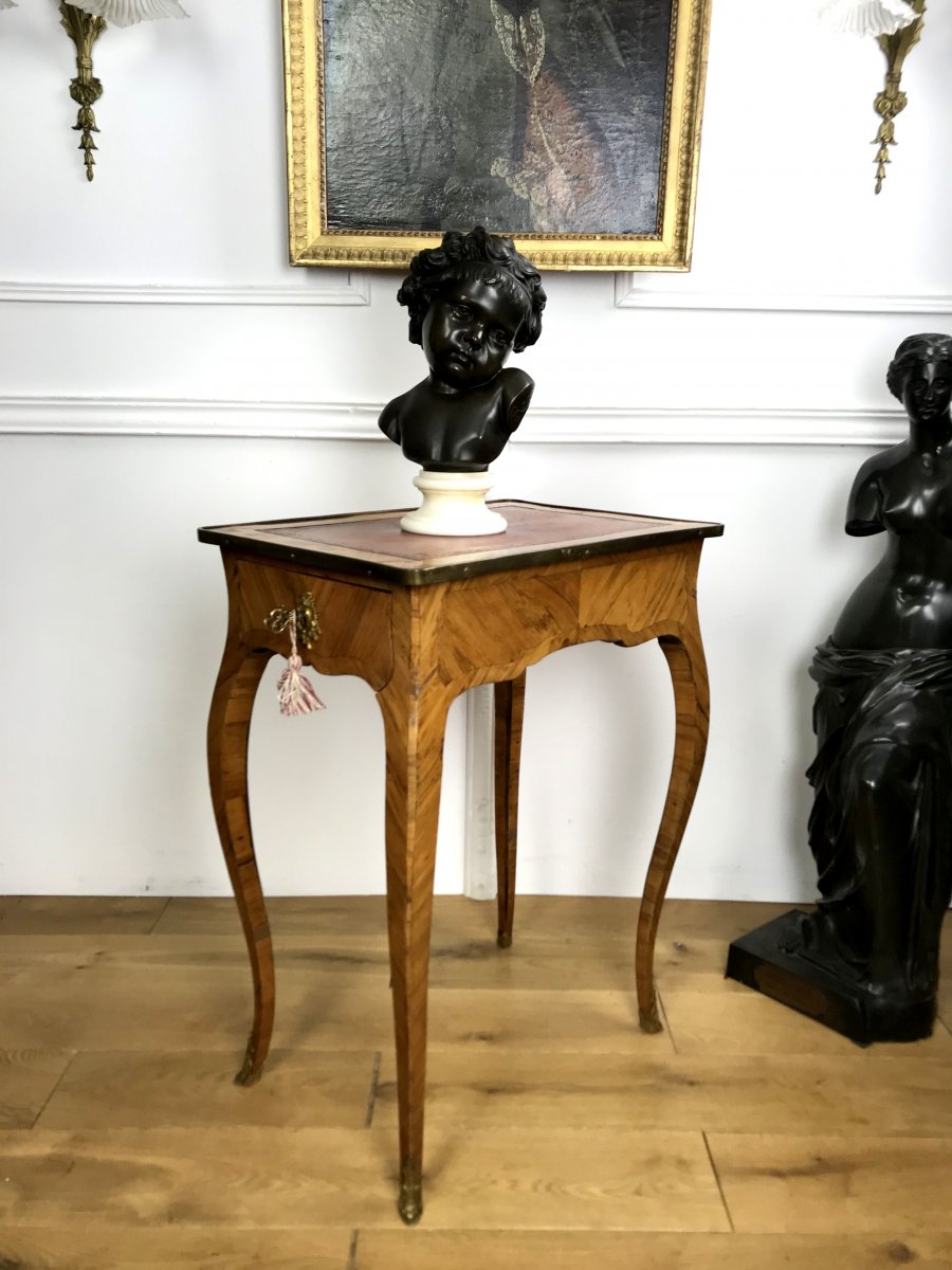 Bureau De Dame Epoque Louis XV En Bois De Rose Ouvrant A 1 Tiroir Et Dessus Cuir