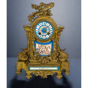 Pendule Du XIXe En Bronze Avec Plaques De Porcelaine Emaillée  De Sevres  