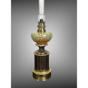 Lampe A Pétrole Ancienne " Marque Hadrot " Toupie En Verre émaillée Décor Floral