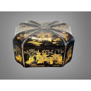 19th Century Chinese Lacquer Tea Box Decorated With Animated Scenes Of Characters