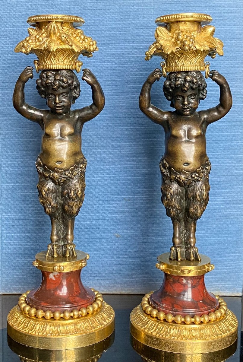 Beurdeley, Paire De Candelabres De Style Louis XVI En Bronze Doré Et Patiné, Et Rouge Griotte