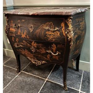 Commode Sauteuse De Style Louis XV En Laque De Chine Et Bronzes Doré