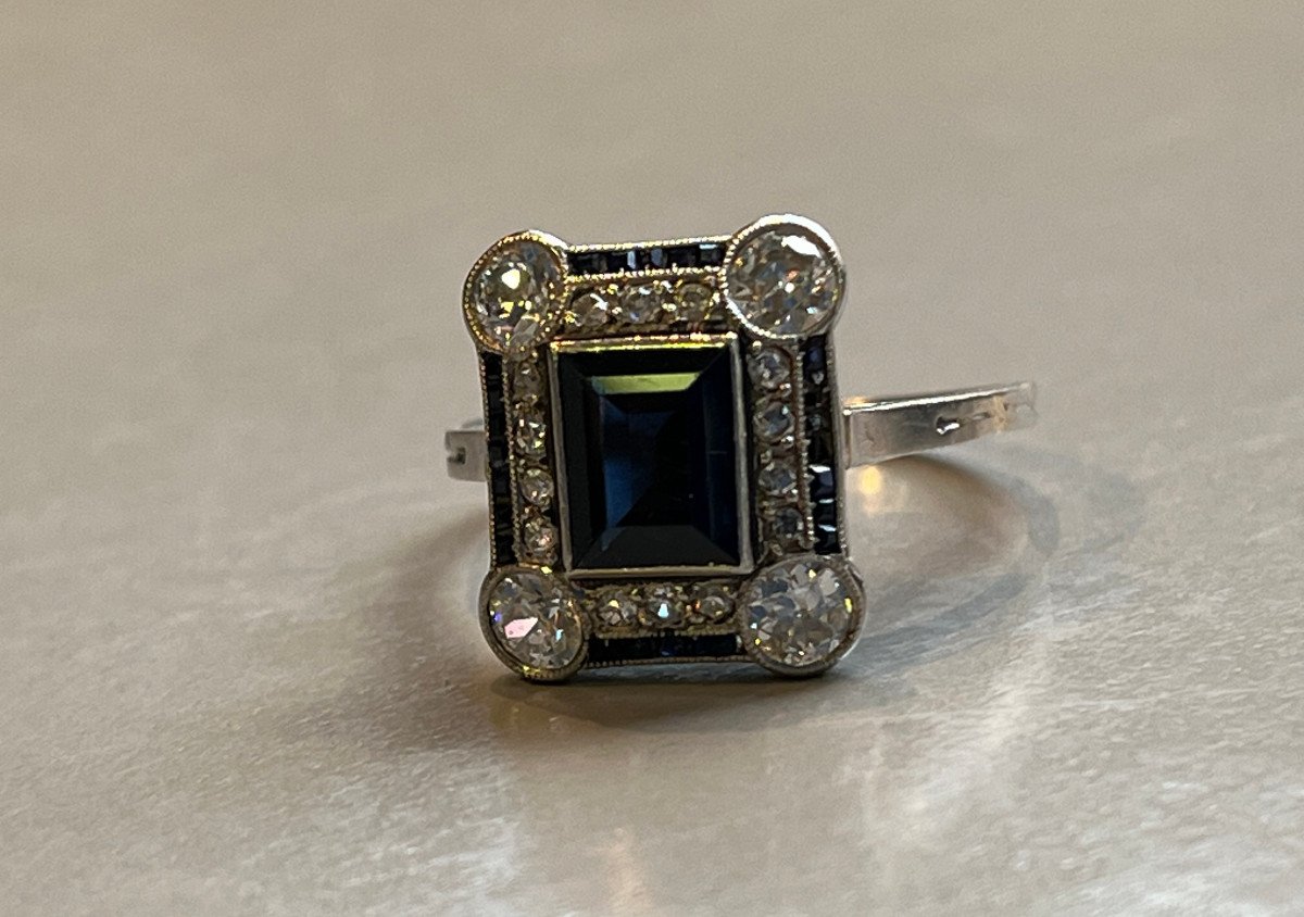 Bague en platine,saphirs et diamants époque ART DECO.