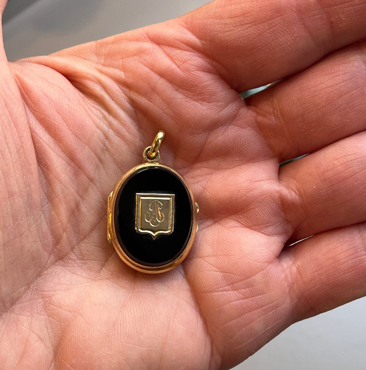 19th Century Gold And Onyx Photo Holder Pendant-photo-1