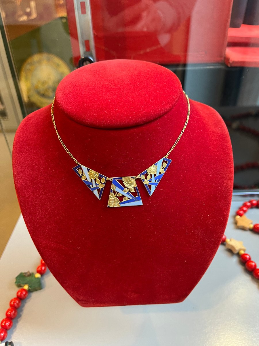 Collier en or à motifs émaillés époque Art Déco.