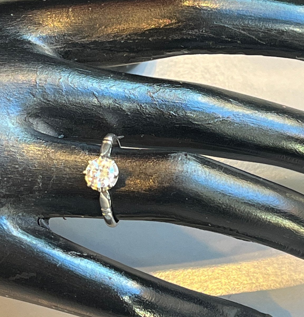 BAGUE SOLITAIRE SERTI SUR PLATINE D'UN DIAMANT DE 0,75carat.-photo-1