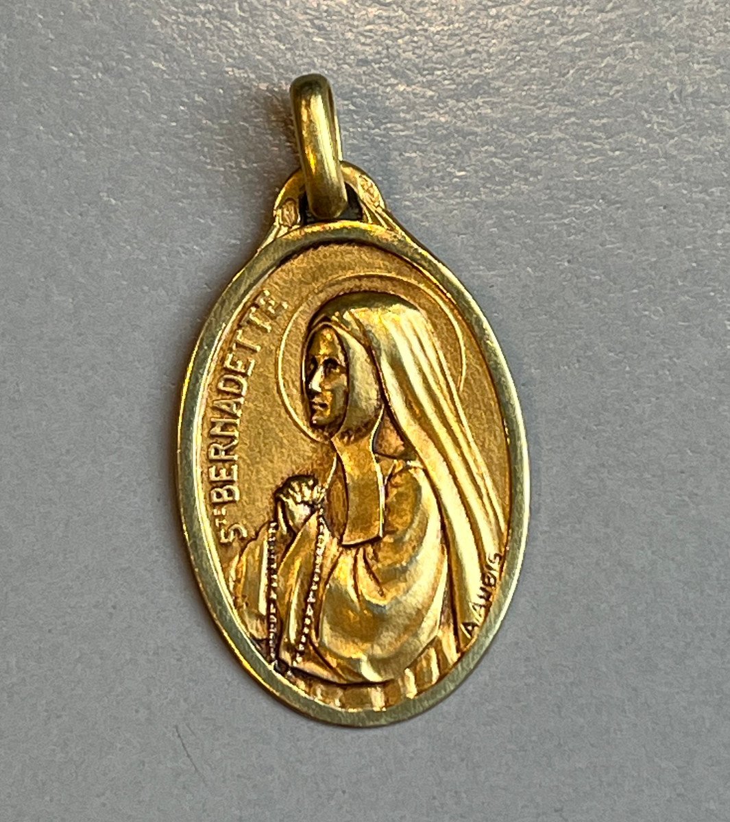 MEDAILLE EN OR SAINTE BERNADETTE  DE A. AUGIS.