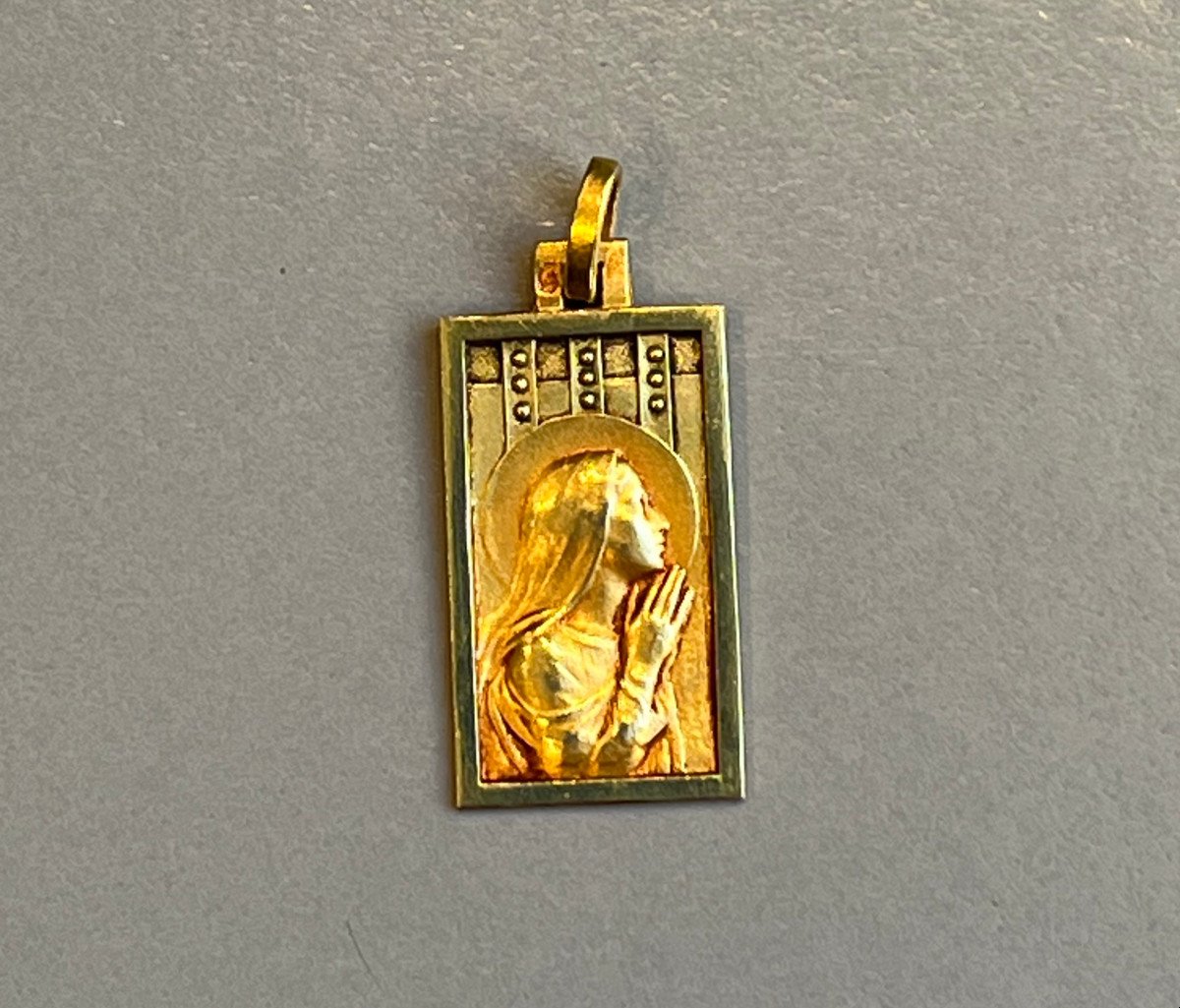 MEDAILLE EN OR" VIERGE " VERS 1930.