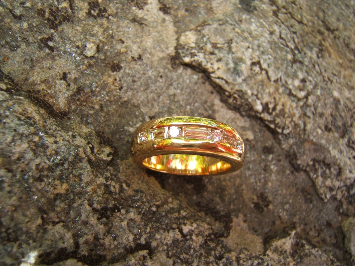 Bague or jaune,sertie de diamants.-photo-2