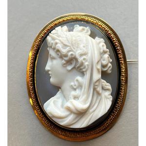 Broche or et émail sertie d'un grand camée sur agate.XIXè