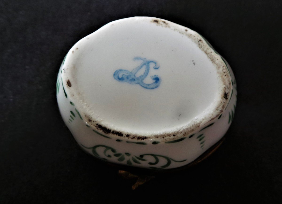 Porcelain Box With Decor Of Masonic Attributes - XIX°-photo-1