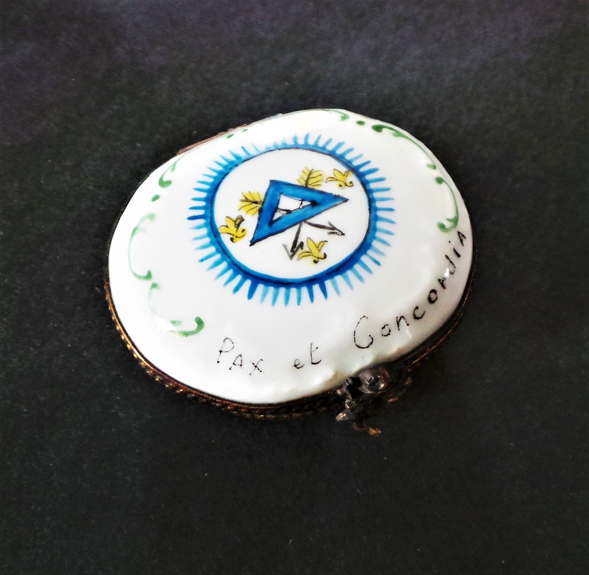 Porcelain Box With Decor Of Masonic Attributes - XIX°