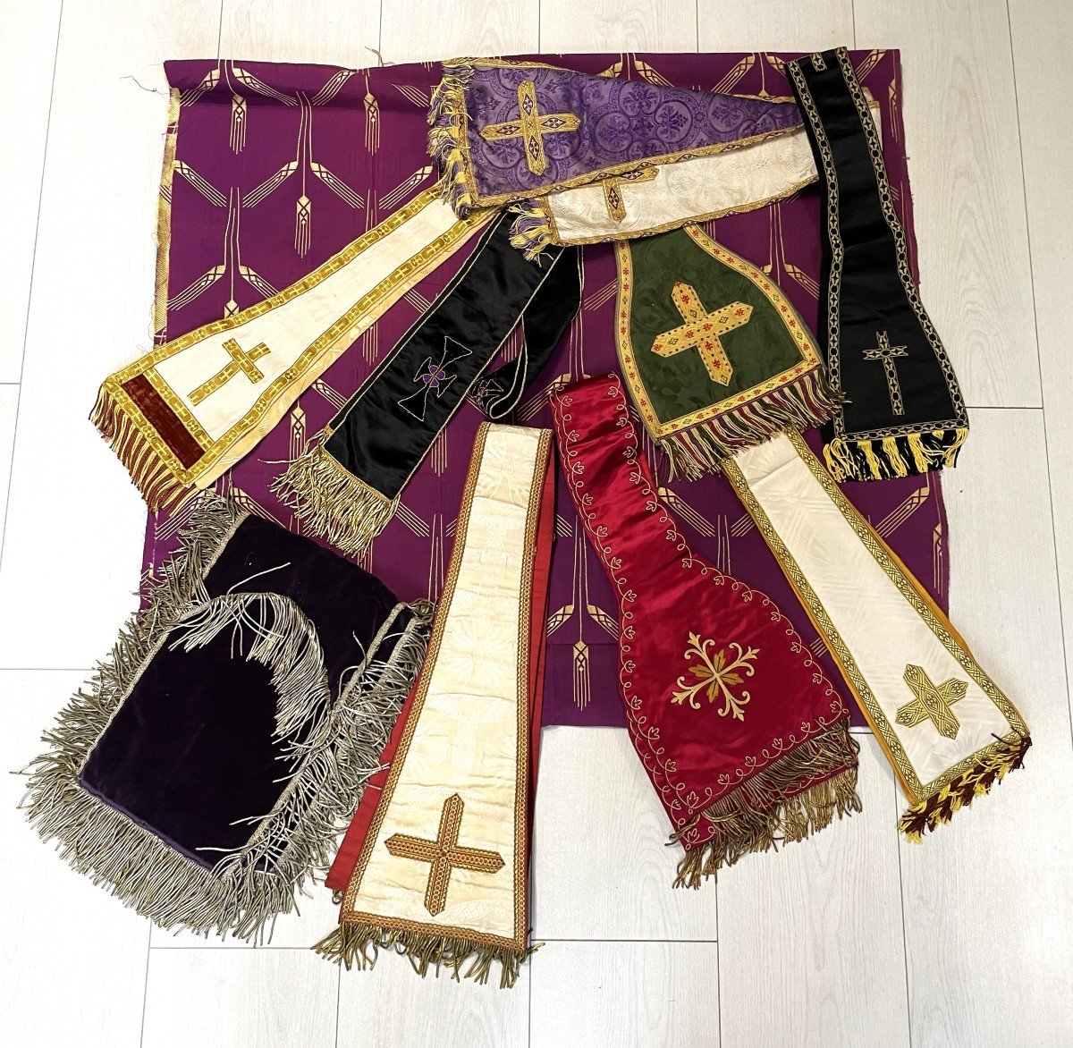 ORNEMENTS  ET ETOLES LITURGIQUES - TISSUS RELIGIEUX - XX°