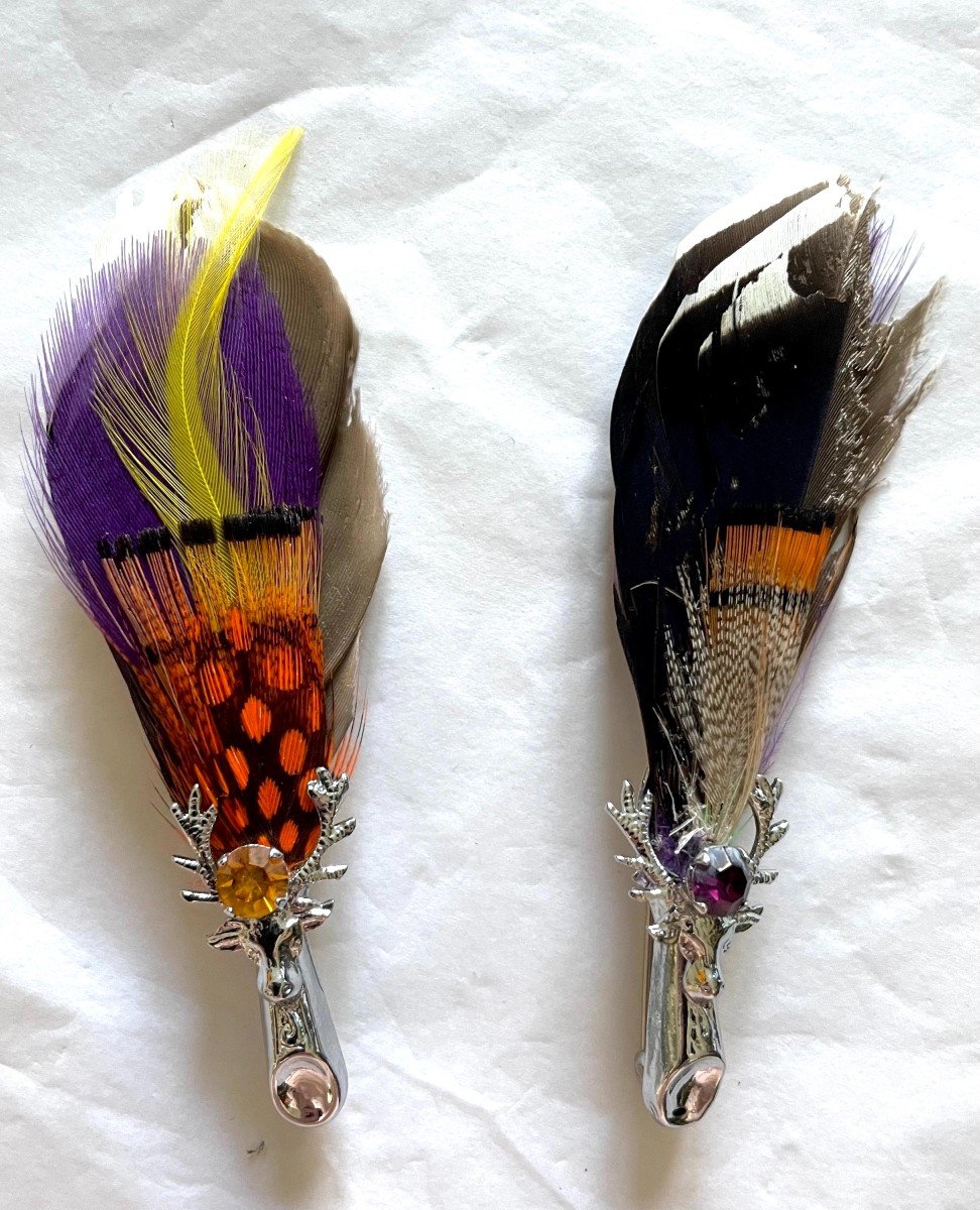 PAIRE DE BROCHES " MIZPAH" EN PLUMES ET PIERRES DE COULEURS EN BOITE- XX°.-photo-2