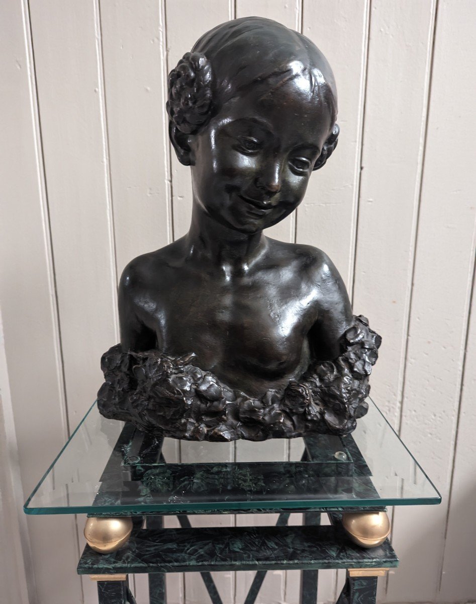 Bronze Sculpture Young Girl With Macarons-photo-1