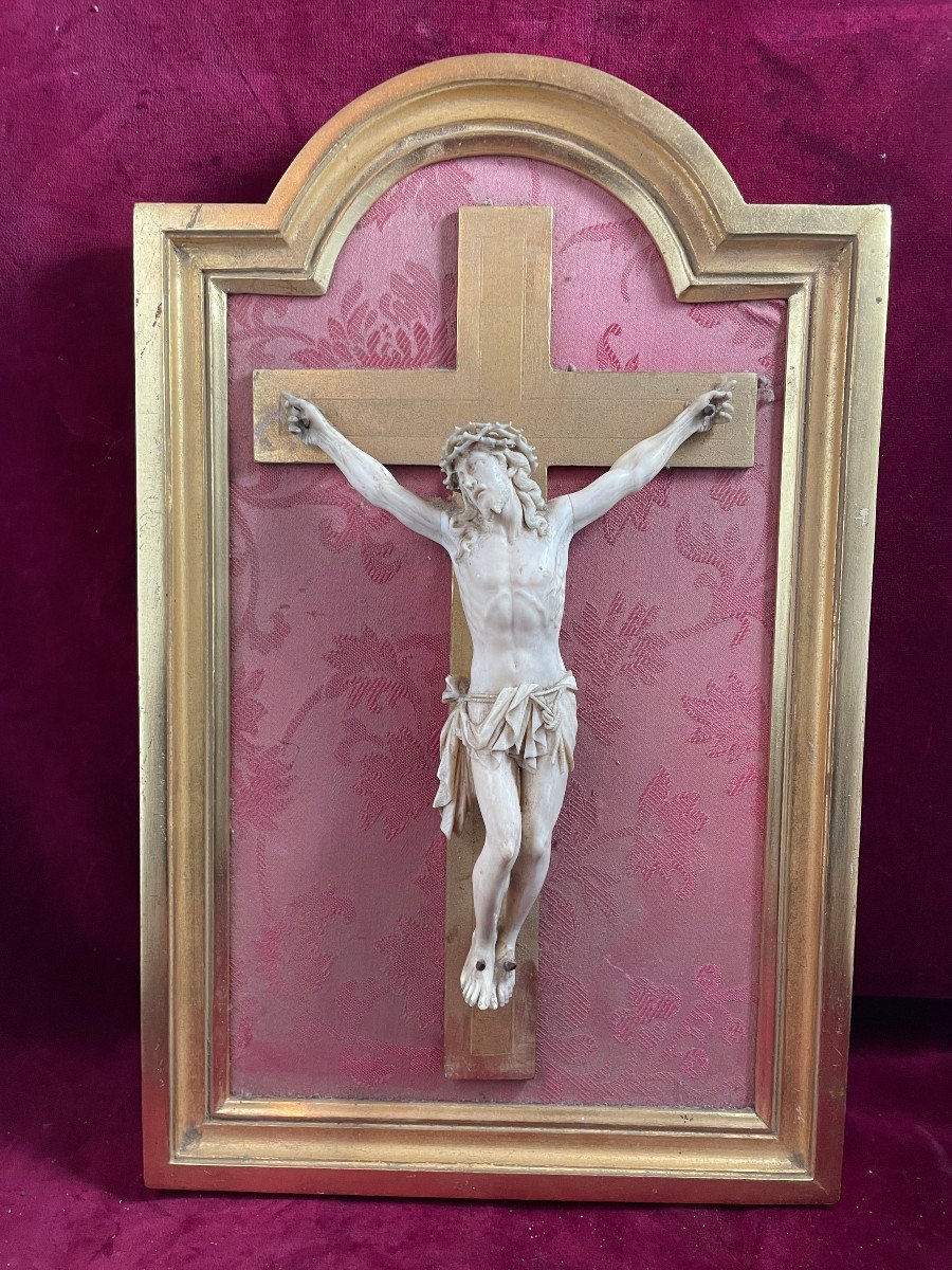 Crucifix Dans Cadre Dore