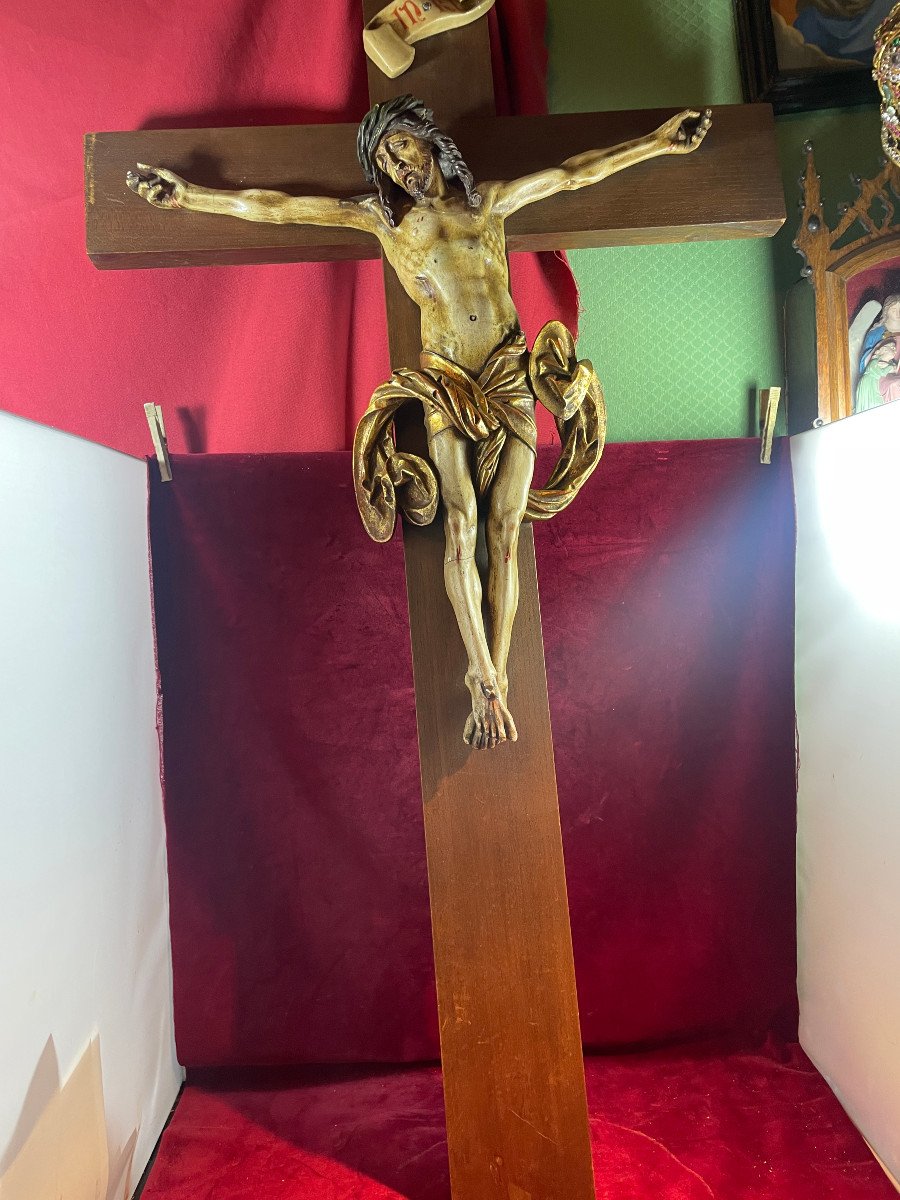 Crucifix En Platre Colore 