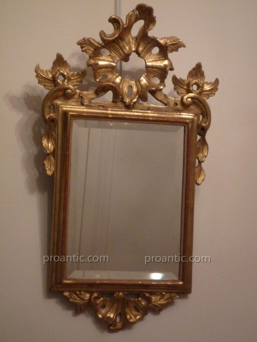 Miroir italien d'époque XVIIIe (dorure ancienne, miroir biseauté postérieur).