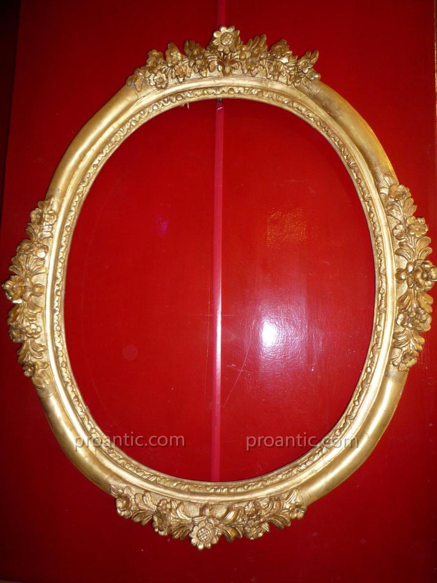 18th Century Oval Frame In Gilded Wood Carved With Flowers