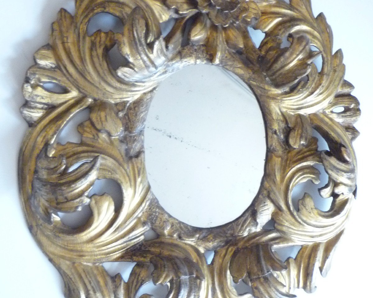 Miroir en bois sculpté argenté à reflets dorés