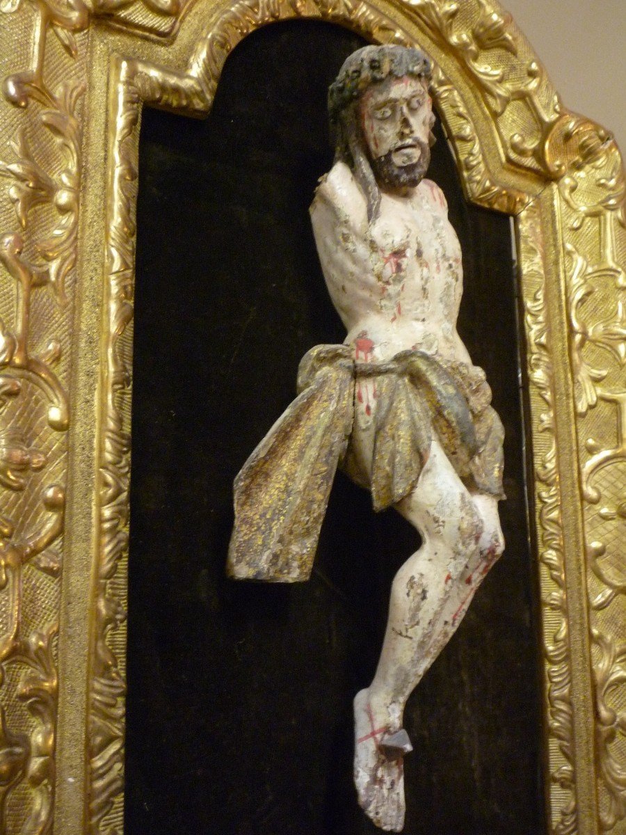 Cadre Christ en bois doré avec Christ en bois polychrome 17ème-photo-2