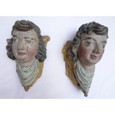 Deux têtes d'anges en bois sculpté peint et doré XVIIème siècle.