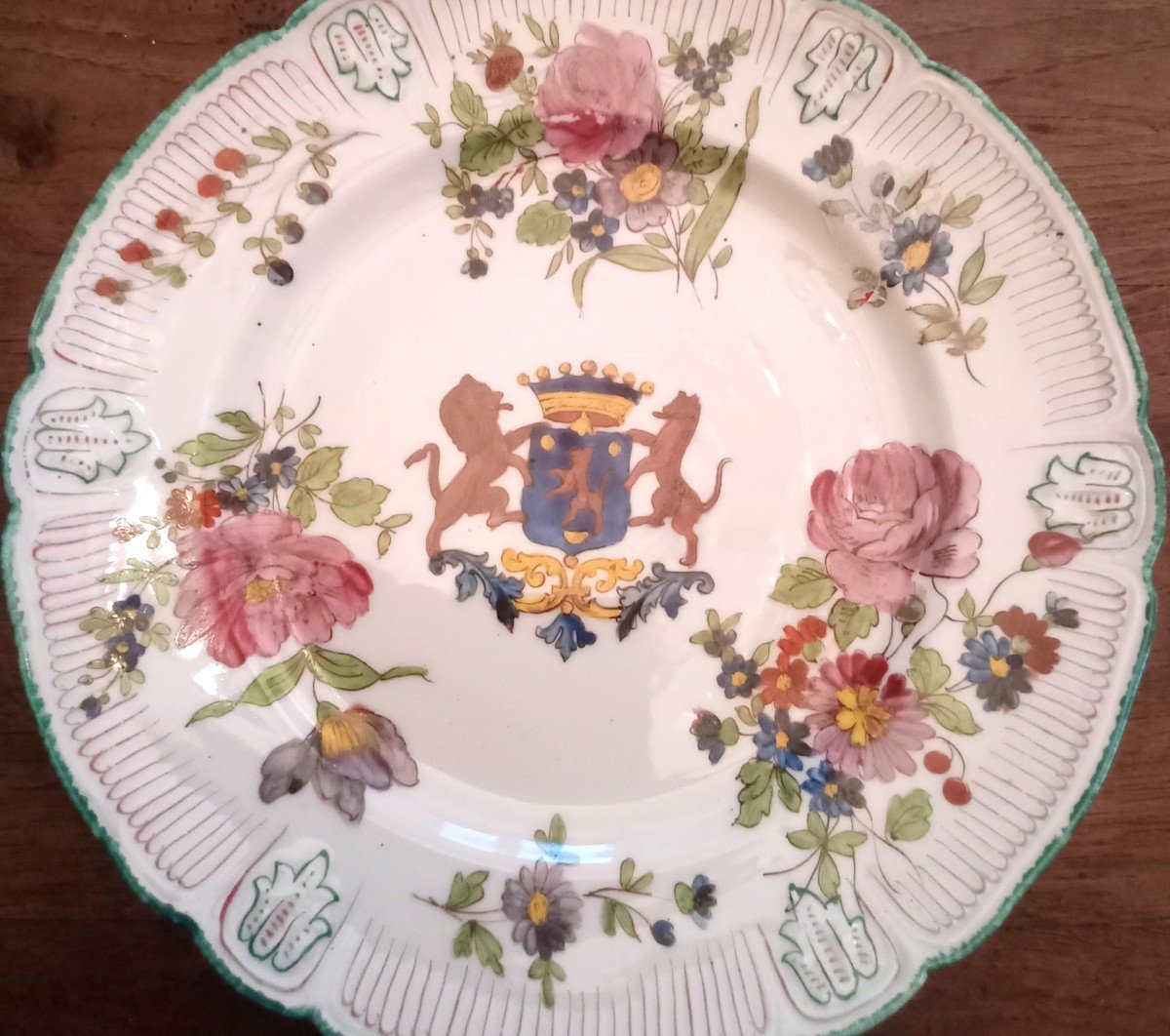 Assiette armoriée .En Porcelaine Finement Décorée Et Avec Armoirie d'Un Comte. XIX ème -photo-2