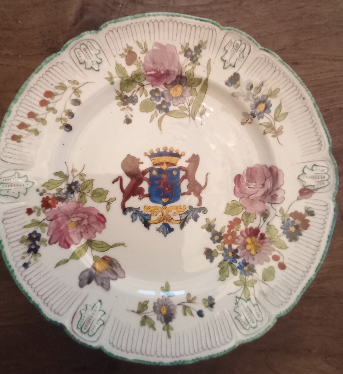 Assiette armoriée .En Porcelaine Finement Décorée Et Avec Armoirie d'Un Comte. XIX ème 