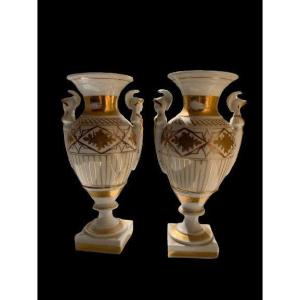 Paire De Grand Vases De Style Empire, Porcelaine Blanche Et Dorée.