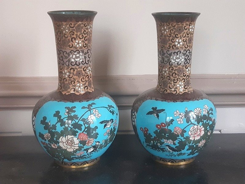 Superbe Paire De Vases En émaux Cloisonnés émail Argent Japon Epoque Meiji (1868-1912)