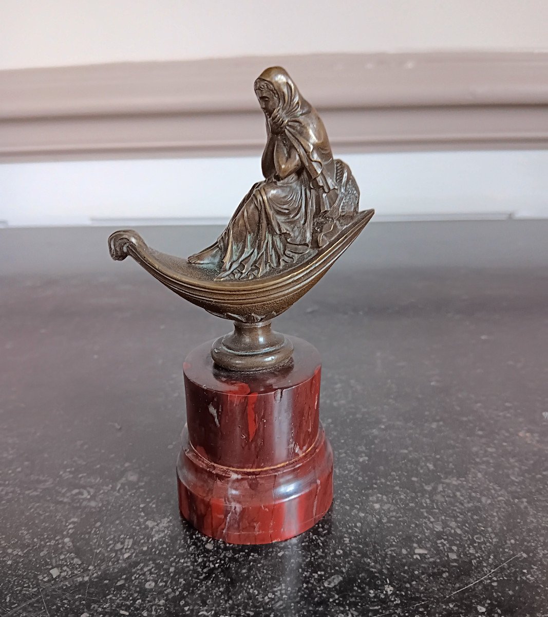 Petite Sculpture Statuette En Bronze De Forme Navette Avec Une Femme Socle En Marbre  griotte