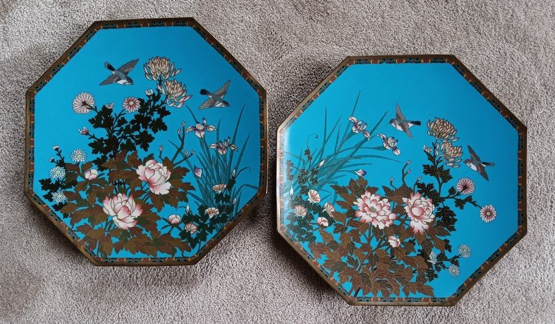 Superbe Paire De Plats octogonaux En émaux Cloisonnés Argent Japon Epoque Meiji (1868-1912)