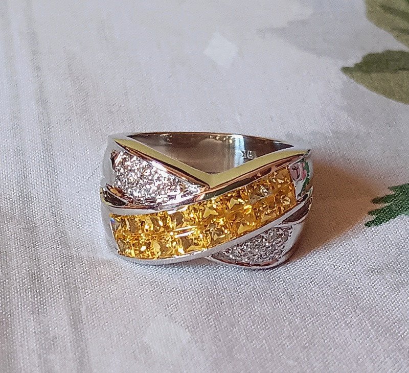 Ravissante Bague Croisée En Or Blanc 16 Saphirs Jaune Dorés Taille Princesse Et Diamants