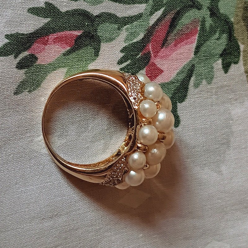 Elegant 18k Gold Ring With Pearls And Diamonds-photo-2