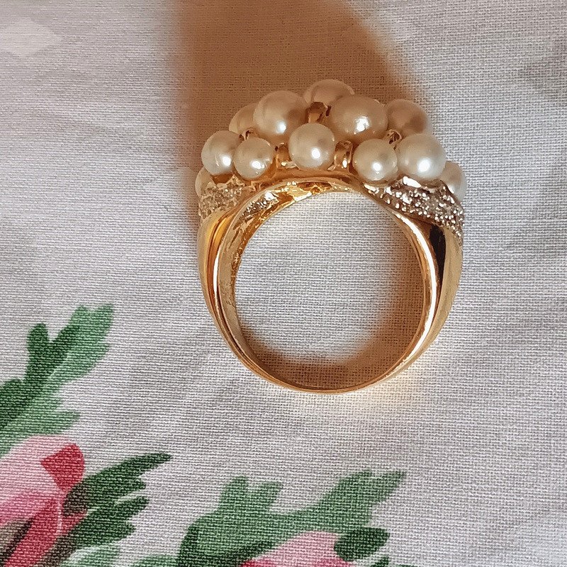 Elegant 18k Gold Ring With Pearls And Diamonds-photo-3