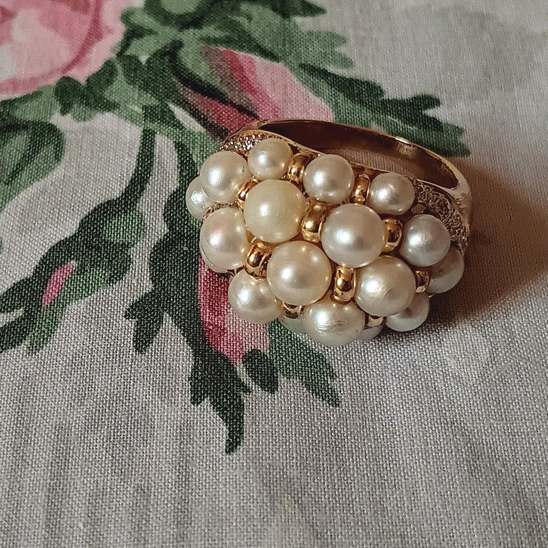 Elegant 18k Gold Ring With Pearls And Diamonds