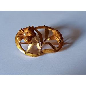 Delicate 18 Carat Gold Flower Brooch Art Nouveau Period Circa 1900