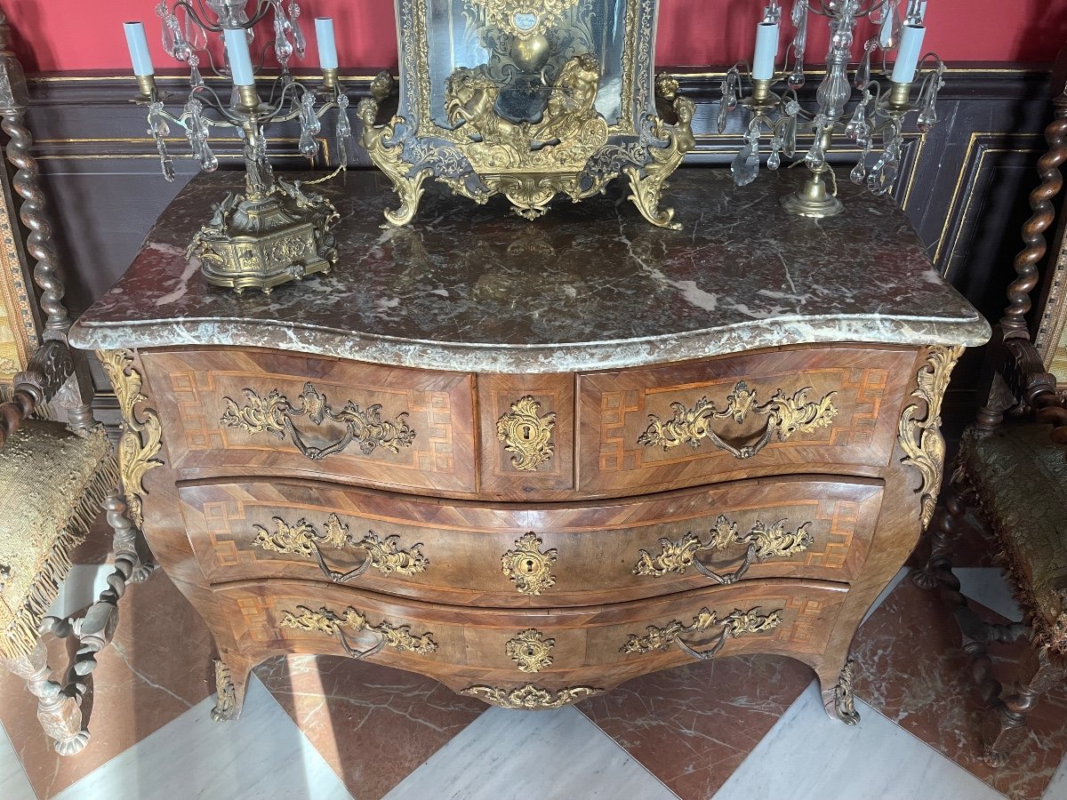 Commode Tombeau Galbée Toutes Faces De Style Louis XV . -photo-3