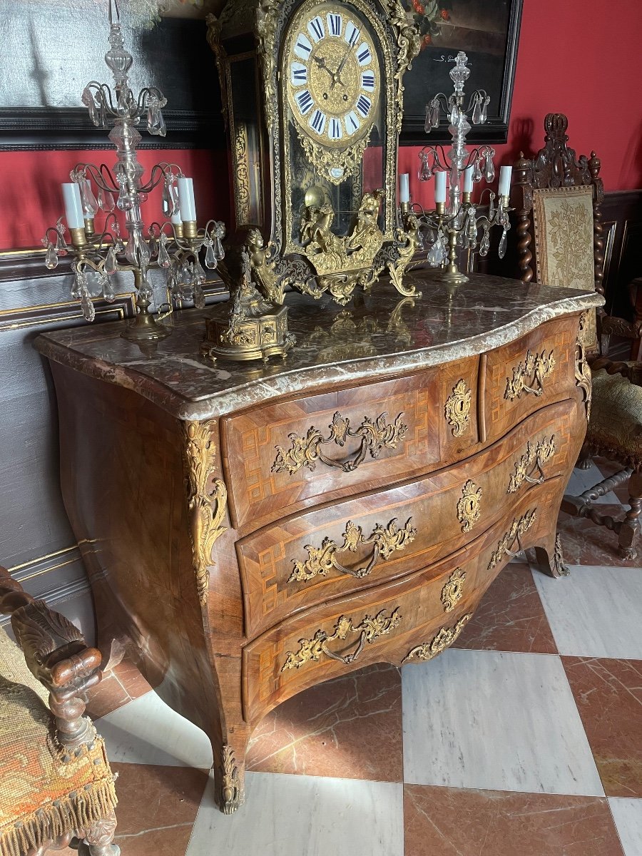 Commode Tombeau Galbée Toutes Faces De Style Louis XV . -photo-5