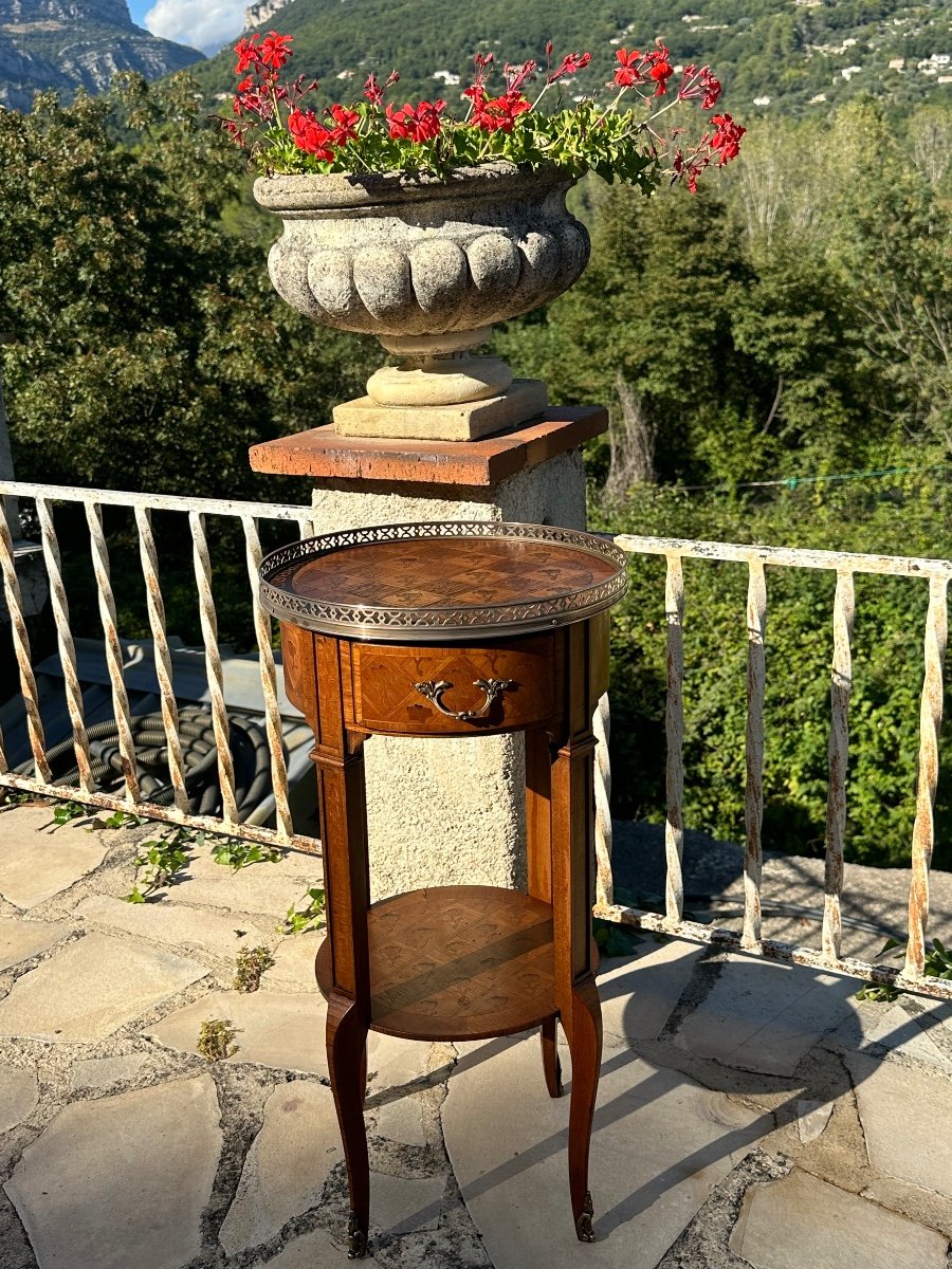 Elegant Small Marquetry Pedestal Table In Louis XV Style, 19th Century 